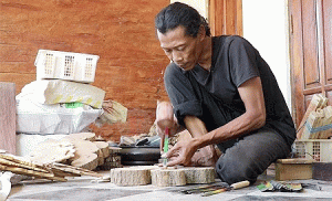 Pria asal Madiun Sulap Limbah Kayu Jadi Kerajinan Wayang Bernilai Jual Tinggi