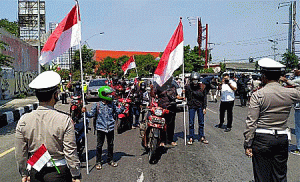 Begini Para Pengendara Jalan A. Yani, Surabaya Peringati Detik-detik Proklamasi