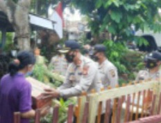 Kapolres OKU Beri Bantuan Sembako ke Masyarakat Terdampak Covid-19