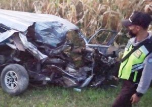 Seorang Pengemudi Mobil Tewas Tersambar Kereta Api di Kediri