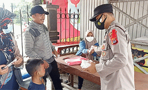 PPKM Level 2, Sat Binmas Polres Lebak Bagikan Masker