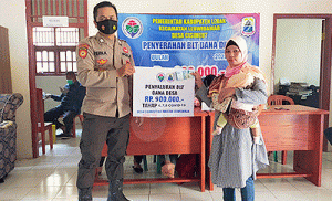 Pengamanan Pembagian BLT Warga Desa Cisimeut
