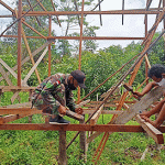 Anggota Satgas Pamtas Yonif 144/JY Karya Bhakti Pembuatan Rumah Warga di Perbatasan