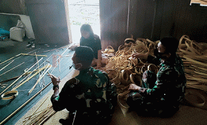 Anggota Satgas Yonif 144/JY Binter Buat Tikar Anyam di Batas Negeri