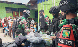 Sambut HUT Batalyon ke-57, Satgas Yonif RK 751/VJS Tebar Senyum dengan Santri di Papua