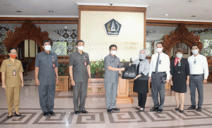 Sekda Adi Arnawa Terima Bantuan Paket Sembako dari BNI Kantor Cabang Denpasar