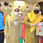 Kehilangan Orang Tua Akibat Covid-19, Wabup Gresik Bu Min Beri Bantuan