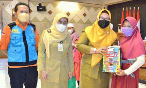 Kehilangan Orang Tua Akibat Covid-19, Wabup Gresik Bu Min Beri Bantuan