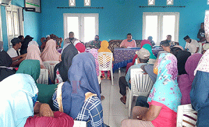 Babinsa Desa Wai Ina, Sulabesi Barat Hadiri Pembagian BLT