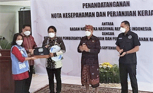 Penandatangan MoU BNN RI dengan Kementerian PPPA, Bupati Giri Prasta Terima Penghargaan P4GN