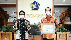 Bupati Giri Prasta Terima Penghargaan APE dari Kementerian PPPA