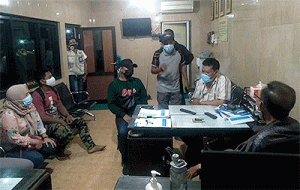 Berita Video : Diduga Lakukan Praktik Pungli, Warga Ngluruk Kantor RW 06, Tegalsari, Surabaya