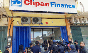 Buntut Kasus Penarikan Mobil, Sejumlah Massa Datangi Kantor Leasing di Surabaya