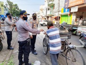 Peduli Keselamatan Warga, Sat Binmas Polres Lebak Bagikan Masker
