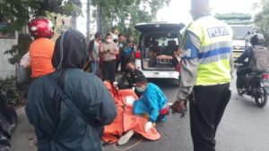 Senggol Trailer, Pemotor asal Sidoarjo Tewas di Lokasi