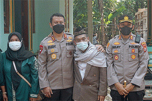 Polda Banten Beri Bantuan Pelajar di Desa Kadumeneh, Pandeglang