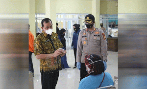 Plh Bupati OKU Bersama Kapolres Tinjau Pelaksanaan Vaksinasi Massal Covid-19