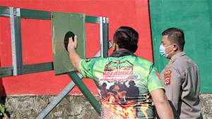 Tingkatkan Kemampuan, Personel Polres Lebak Latihan Menembak