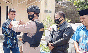 Polsek Mancak Gelar Ops Yustisi dengan Bagikan Masker Gratis