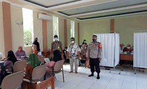 Polsek Tigaraksa Pengamanan Vaksinasi Pelajar dan Guru MTs Yabika, Tangerang