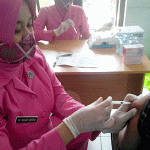 Polsek Warunggunung dan Bhayangkari Ajak Masyarakat Ikuti Vaksinasi Covid-19