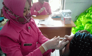 Polsek Warunggunung dan Bhayangkari Ajak Masyarakat Ikuti Vaksinasi Covid-19