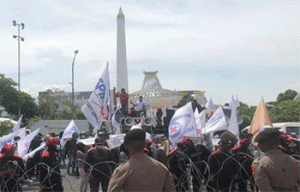 Ratusan Buruh Gelar Aksi di Depan Kantor Gubernur Jatim