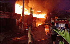 Gudang Kayu Ludes Terbakar di Simolawang, Surabaya