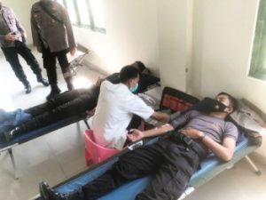 Sinergitas TNI-Polri, Personel Polres Lebak Donor Darah di Batalyon Mandala Yudha