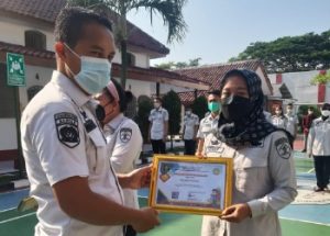 Kalapas Rangkasbitung Beri Penghargaan Pegawai Teladan dan Pelayanan Terbaik