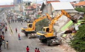 Eksekusi Rumah Warga di Frontage Jalan Wonokromo, Surabaya Dijaga Ketat Aparat