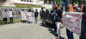 Puluhan Pemuda Mamasa Gelar Aksi di Depan Kantor Gubernur Sulbar