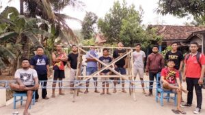 Disinyalir Ada Kejanggalan, Warga Tutup Jalan Bendungan Pucang Sewu, Pacitan