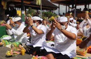 Puncak Piodalan Ring Pura Luhur Pucak Mangu Dihadiri Bupati Giri Prasta