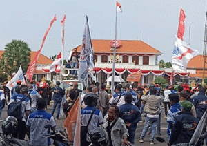 Tuntut Kenaikan UMP, Aksi Buruh Berujung Ricuh di Grahadi, Surabaya