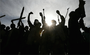 Ricuh, Pesilat Ngamuk Rusak Rumah dan Bakar Motor di Gresik