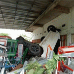 Diduga Panik, Sebuah Mobil Seruduk Ruko di Sukamenang, Prabumulih