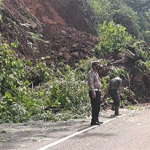Tebing Longsor, Jalur Utama Pacitan – Ponorogo Tertutup Total