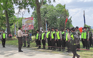 Pertandingan Sepakbola CP Peparnasa XVI Dikawal Personel Gabungan TNI-Polri