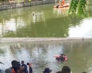 Ditemukan, Korban Tenggelam Pencari Ponsel di Sungai Kalimas, Surabaya
