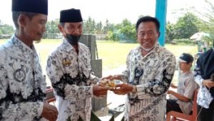 Peringati HUT ke-76 PGRI, Para Siswa Tanam Pohon di Tiyuh Kibang Tri Jaya