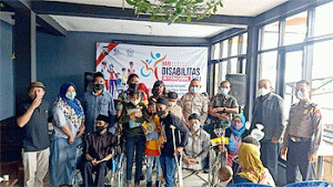 Peringati Hari Disabilitas Internasional, Kapolsek dan Forkopimcam Pujon, Malang Salurkan Bantuan