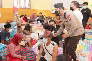 Tinjau Pengungsi Erupsi Semeru, Kapolres Malang Dampingi Kapolda Jatim dan Komisi III DPR RI