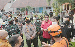 Komisi III DPR RI Berikan Bansos ke Pengungsi Erupsi Semeru