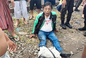 Main HP Sambil Naik Motor, Telapak Kaki Ojek Online Terlindas Kereta Api