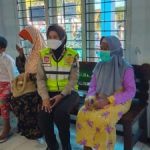 Anggota Polwan Polsek Lawang Dampingi Lansia Vaksinasi Covid-19 di Puskesmas