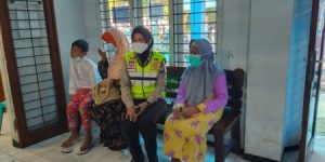 Anggota Polwan Polsek Lawang Dampingi Lansia Vaksinasi Covid-19 di Puskesmas