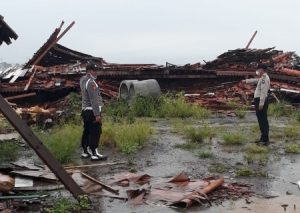 Tertimpa Bangunan Roboh, Tiga Pekerja di Asrikaton Pakis Dilarikan ke Puskesmas