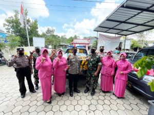Kapolsek Tajinan Gandeng Personel Koramil Salurkan Bansos ke Korban Erupsi Semeru