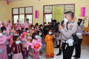 Pengungsi Erupsi Semeru di SMPN 02 Pronojiwo, Lumajang Dapat Pendampingan Psikososial